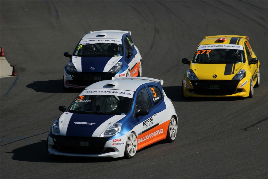 Mark Bossen (3), Peter Mikkelsen (2), og Arne Hansen (277) leverede fedt Clio ræs i heat 1 – og det fortsatte i de to andre løb, med andre bilmærker involveret.
(Foto: JJ Media)